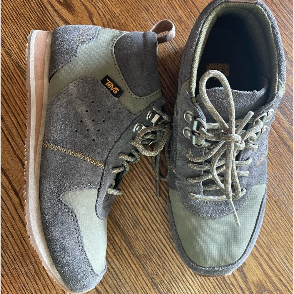 NWOT Teva hiking boots Women’s size 7 Max Comf